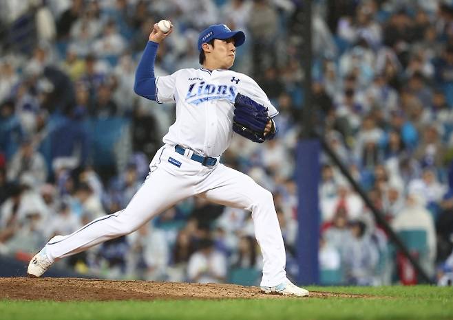 원태인(삼성 라이온즈)이 13일 대구 삼성라이온즈파크에서 열린 2025 프로야구 KBO리그 포스트시즌 준플레이오프 3차전 SSG 랜더스와의 경기에 선발로 나와 7회초 역투하고 있다. 원태인은 이날 6과3분의2 이닝을 1실점으로 막으며 팀의 5-3 승리를 이끌었다. 대구 연합뉴스