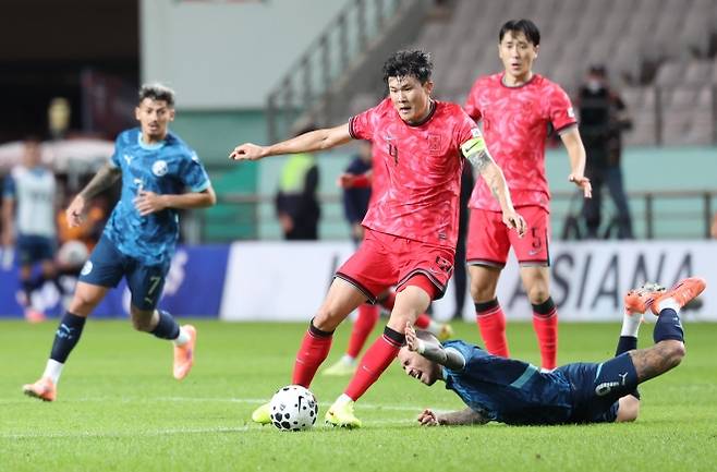 한국 축구 국가대표 김민재가 14일 서울월드컵경기장에서 열린 파라과이와의 평가전에서 수비하고 있다. 뉴시스