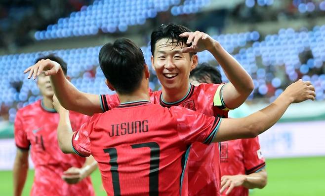 한국 축구 국가대표 엄지성이 14일 서울월드컵경기장에서 열린 파라과이와의 평가전에서 골을 넣은 뒤 손흥민과 포옹하고 있다. 뉴스1