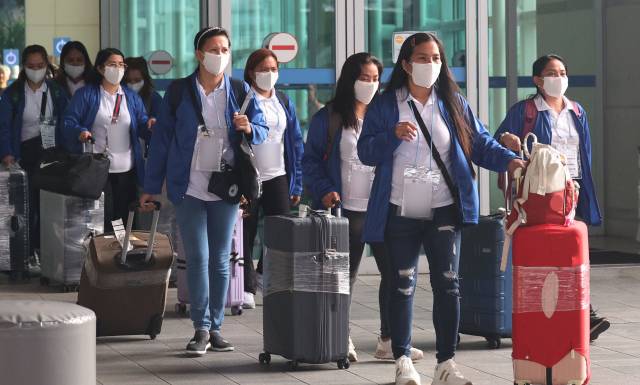 외국인 가사관리사 시범사업에 참여하는 필리핀 노동자들이 인천국제공항을 통해 입국하고 있다. 기사 이해를 돕기 위한 사진. 뉴스1