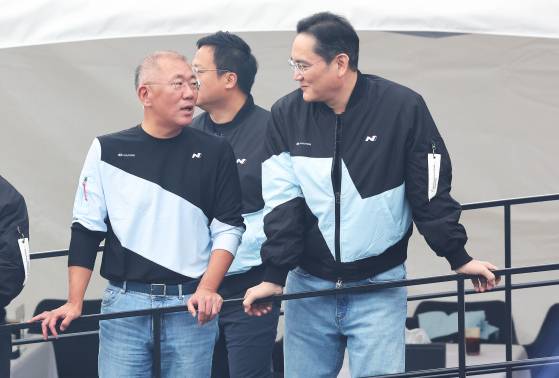 지난해 10월 27일 경기 용인시 에버랜드 스피드웨이에서 열린 ‘현대 N × 토요타 가주 레이싱 페스티벌’에서 이재용(오른쪽) 삼성전자 회장과 정의선 현대자동차그룹 회장이 대화하고 있다. 연합뉴스