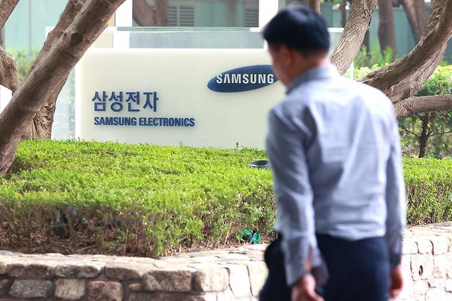 삼성전자는 14일 올해 3분기 영업이익이 12조1000억원으로 전년 동기 대비 31.81% 증가한 것으로 잠정 집계됐다고 공시했다.&nbsp;사진은 서울 삼성전자 서초사옥의 모습 ⓒ 연합뉴스
