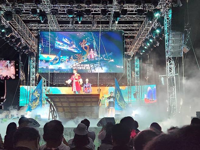 올해 영산강축제의 핵심은 자연과 문화 콘텐츠의 결합이었다. 나주 출신 고려 태조 왕건의 비(妃) 장화와 왕후의 이야기를 재해석한 창작 뮤지컬 '왕후, 장화'가 무대에 올라 관객의 호평을 받았다. 지역 정체성과 여성 서사를 결합한 이 공연은 나주 문화콘텐츠 산업화'의 가능성을 보여준 사례로 꼽힌다. 왕후, 장화 공연 장면 ⓒ시사저널 정성환