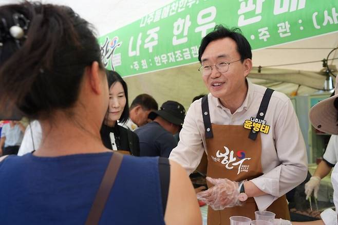 윤병태 나주시장이 농업인들과 함께 특산물 판촉행사에 참여하고 있다. ⓒ나주시