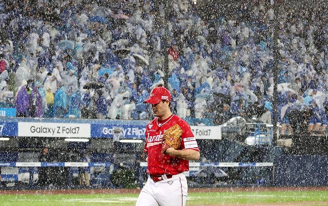 SSG 드류 앤더슨이 13일 대구삼성라이온즈파크에서 열린 2025 KBO 포스트시즌 삼성과 준플레이오프 3차전에 선발투수로 등판했다. 1회말 도중 우천 중단으로 인해 마운드를 내려가고 있는 앤더슨. 대구｜뉴시스