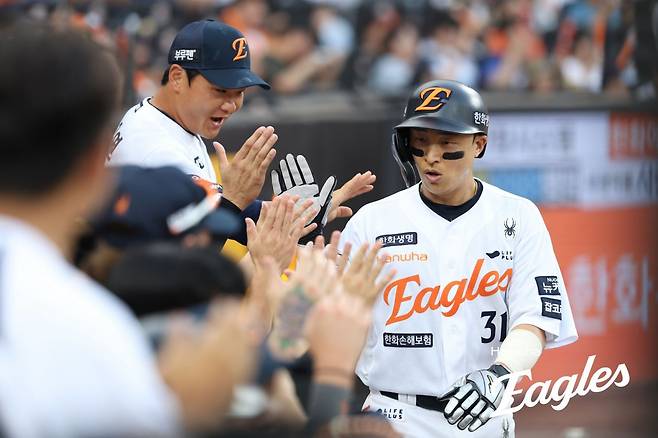 한화 손아섭(오른쪽)은 개인 네 번째 PO를 치른다. 올해도 후회 없이 모든 걸 걸고 싸우겠다는 각오를 밝혔다. 사진제공|한화 이글스