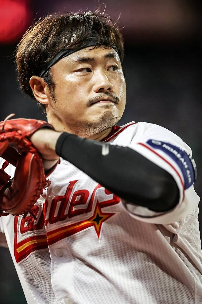 SSG 이지영은 삼성 시절 팀의 3차례 통합우승에 일조한 베테랑 포수다. 올해 준PO과 삼성과 첫 가을야구 맞대결이라 감회가 남다를 수밖에 없다. 그는 “삼성 시절에는 투수 형들이 나를 이끌어줬다. 그 기억을 토대로 지금 투수들을 이끌고 있다”고 말했다. 사진제공｜SSG 랜더스