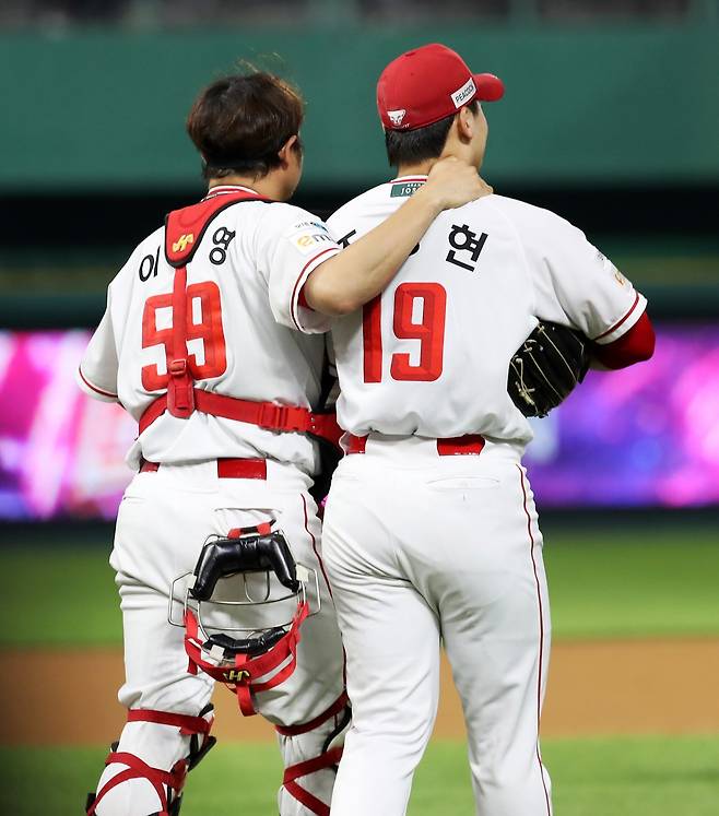 SSG 이지영(왼쪽)은 삼성 시절 팀의 3차례 통합우승에 일조한 베테랑 포수다. 올해 준PO과 삼성과 첫 가을야구 맞대결이라 감회가 남다를 수밖에 없다. 그는 삼성 시절 배웠던 것들을 토대로 조병현 등 젊은 투수들을 이끌어가고 있다. 사진제공|SSG 랜더스