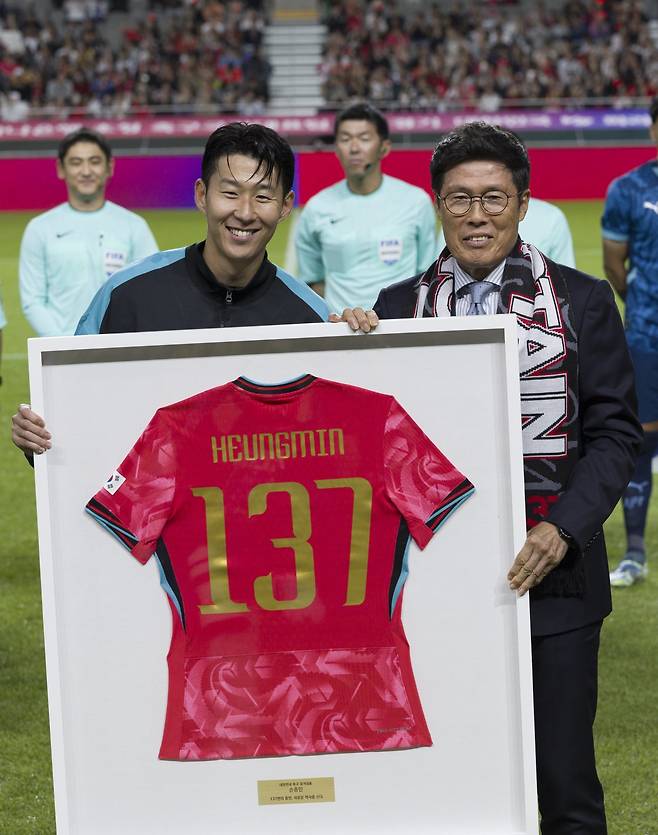 축구국가대표팀 주장 손흥민(왼쪽)이 14일 서울월드컵경기장에서 열린 파라과이전에 앞서 차범근 전 감독으로부터 ‘137’이 그려진 유니폼을 선물 받고 있다. 상암|뉴시스