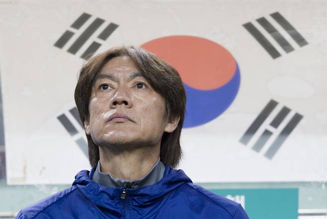 홍명보 축구국가대표팀 감독이 14일 서울월드컵경기장에서 열린 파라과이와 친선전을 앞두고 그라운드를 바라보고 있다. 상암｜뉴시스