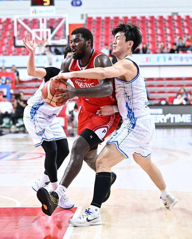 현대모비스 레이션 해먼즈(가운데)는 14일 울산 한국가스공사와 홈경기서 25점 12리바운드 2블록슛으로 더블 더블을 기록하며 연패 탈출을 이끌었다. 사진제공｜KBL