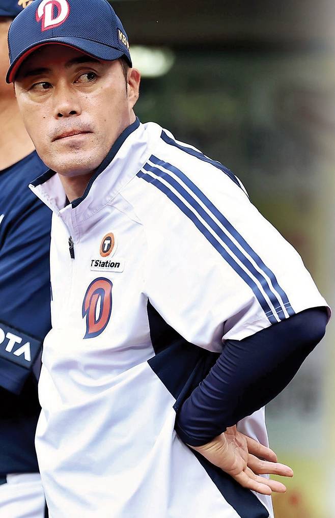 두산 조성환 감독대행이 더그아웃에서 경기를 지켜보고 있다. 두산 베어스 제공