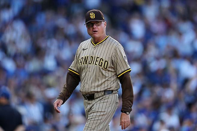 샌디에이고 마이크 실트 감독이 지난 1일 시카고 컵스와의 와일드카드 시리즈에서 마운드를 방문하고 내려가고 있다. Getty Images코리아
