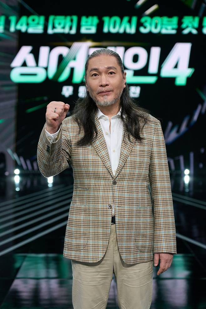 가수 임재범이 14일 오전 온라인 사전녹화 형식으로 진행된 JTBC 예능 ‘싱어게인4-무명가수전’ 제작발표회에 참석해 포즈를 취하고 있다. 사진 JTBC