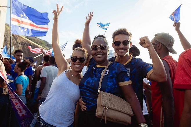 ▲ 대서양 한가운데 떠 있는 10개의 섬이 이제 전 세계 축구 팬들의 주목을 받게 됐다. 작은 나라의 큰 꿈이 현실이 된 순간이었다. 자국 1부리그 팀이 12개에 불과한 카보베르데는 해외 거주 선수들의 유입 증가로 전력을 키웠다. 그러나 여전히 유럽 5대리그에서 뛰는 선수는 없다. ⓒ 연합뉴스/AFP