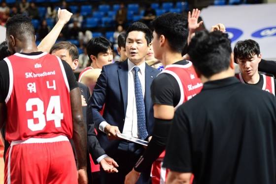 전희철(가운데) 서울SK 감독이 13일 오후 7시 서울 잠실학생체육관에서 열린 2025~2026시즌 LG전자 프로농구 정규리그 경기 중 작전지시하고 있다. /사진=KBL 제공