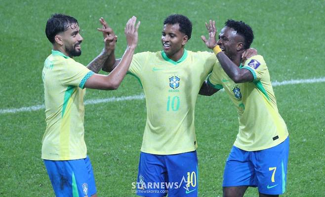 한국 축구 국가대표팀이 10일 서울월드컵경기장에서 브라질 대표팀과 친선경기를 벌였다.  브라질 비니시우스가 다섯 번째 골을 터뜨린 후 동료들과 기뻐하고 있다. /사진=김진경 대기자