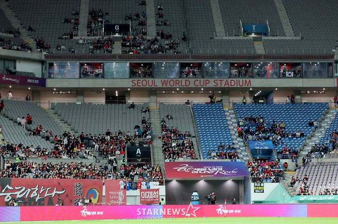 한국 축구 국가대표팀이 14일 서울월드컵경기장에서 파라과이 대표팀과 친선경기를 벌였다.  구장 곳곳이 비어 을씨년스러운 풍경을 보이고 있다. /사진=김진경 대기자