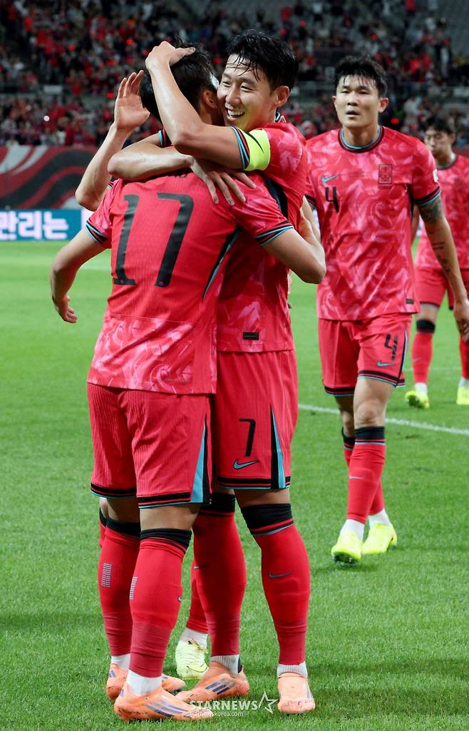 한국 축구 국가대표팀이 14일 서울월드컵경기장에서 파라과이 대표팀과 친선경기를 벌였다.  엄지성이 오른발 슈팅으로 첫 골을 터뜨린 후 손흥민과 기뻐하고 있다. /사진=김진경 대기자