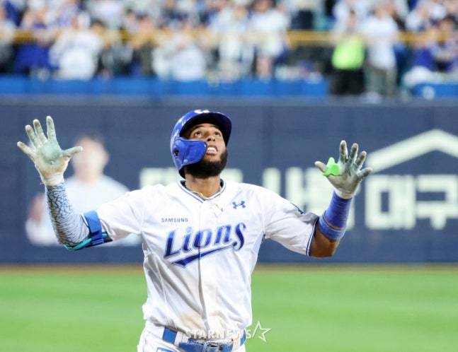 삼성 르윈 디아즈가 14일 열린 2025 KBO 준플레이오프 4차전에서 8회 결승 2점 홈런을 터트린 후 기뻐하고 있다. /사진=강영조 선임기자