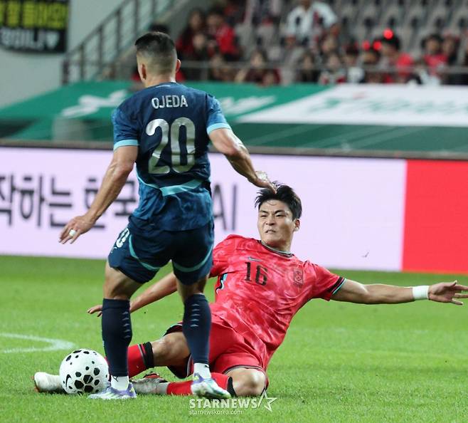 한국 축구 국가대표팀이 14일 서울월드컵경기장에서 파라과이 대표팀과 친선경기를 벌였다.  박진섭이 파라과이 오제다의 역습을 태클로 저지하고 있다. /사진=김진경 대기자