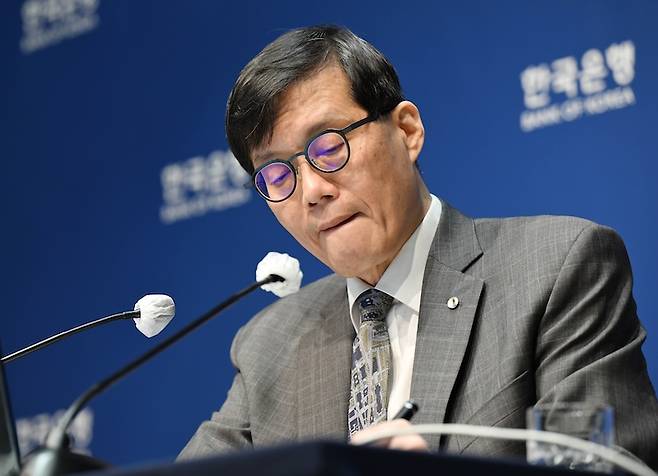 이창용 한국은행 총재는 지난 2월 25일 기자간담회에서 올해 노벨경제학상 수상자들의 연구 주제인 '창조적 파괴'를 여러 차례 언급했다. [사진 | 뉴시스]