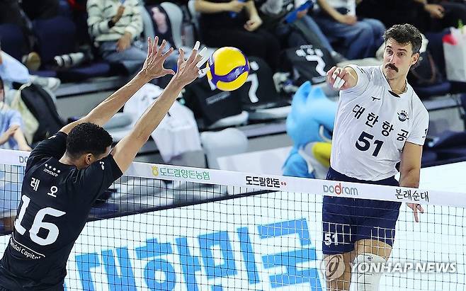 공격하는 러셀 (인천=연합뉴스) 임순석 기자 = 5일 인천 계양체육관에서 열린 2024-2025 V리그 남자부 챔피언결정전 대한항공 점보스와 현대캐피탈 스카이워커스의 3차전 경기. 대한항공 러셀이 공격하고 있다. 2025.4.5 soonseok02@yna.co.kr