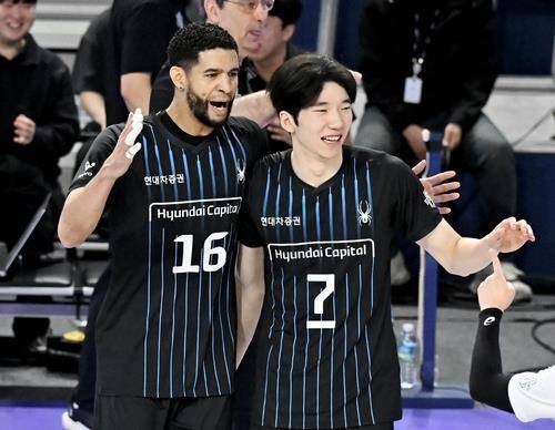 현대캐피탈의 쌍포인 레오(왼쪽)와 허수봉 [한국배구연맹 제공. 재판매 및 DB 금지]