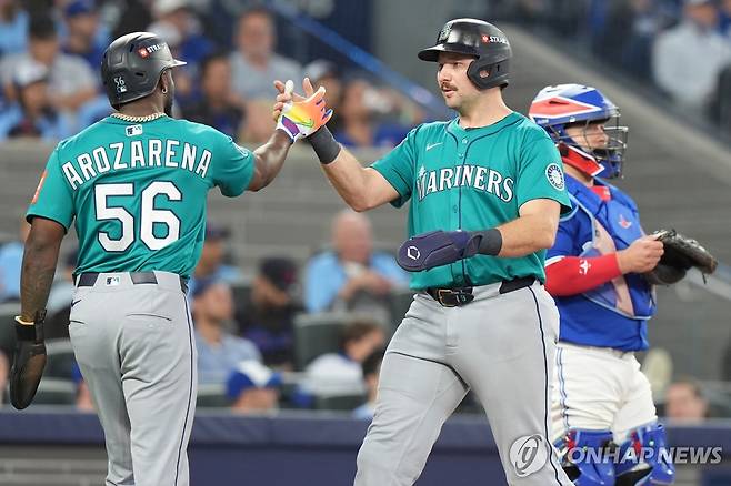 5회 3점 홈런 후 기뻐하는 시애틀 선수들.  [AP=연합뉴스]