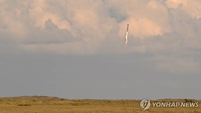 13일 발사 후 다시 하강하는 스타십 로켓 부스터 '슈퍼헤비'  [로이터=연합뉴스. 재판매 및 DB 금지]