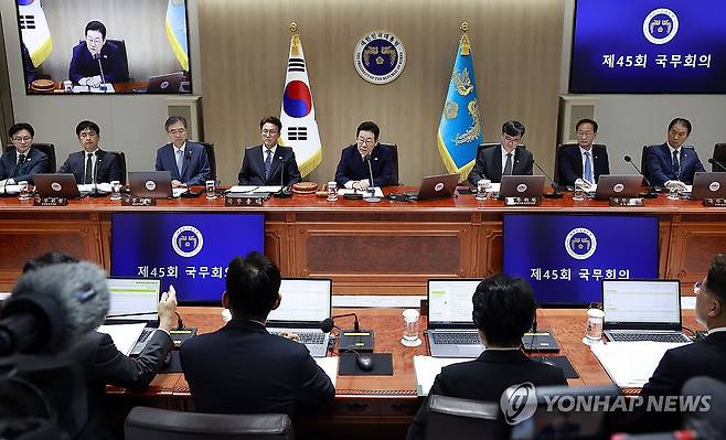 이재명 대통령, 국무회의 주재 (서울=연합뉴스) 김도훈 기자 = 이재명 대통령이 14일 서울 용산 대통령실 청사에서 열린 국무회의를 주재하고 있다. 2025.10.14 [대통령실통신사진기자단] superdoo82@yna.co.kr