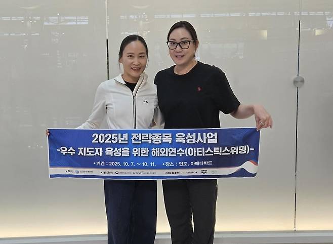 아티스틱스위밍 최수지(왼쪽), 김효미 지도자. [대한수영연맹 제공. 재판매 및 DB 금지]