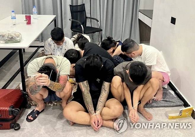 캄보디아서 체포된 온라인 사기 용의자들 [EPA 연합뉴스 자료사진. 재판매 및 DB 금지]