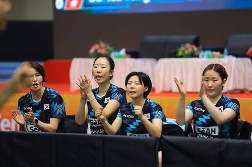 응원하는 석은미 한국 여자탁구 대표팀 감독(맨 왼쪽)과 선수들 [대한탁구협회 제공. 재판매 및 DB 금지]