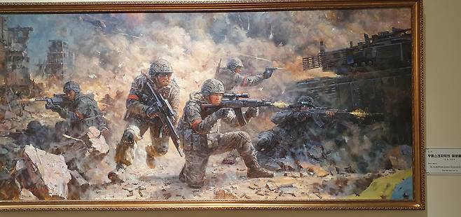 쿠르스크 전투 투입된 북한군 그림 (모스크바=연합뉴스) 최인영 특파원 = 지난달 8일부터 이달 10일까지(현지시간) 모스크바 전러시아 장식예술 박물관에서 열린 북한 미술 전시회에 걸린 그림 '꾸르스크(쿠르스크)지역의 해방을 위하여'. 러시아의 쿠르스크 탈환 작전에 투입된 북한 군인들을 표현한 그림이다. 2025.10.14 abbie@yna.co.kr (끝)