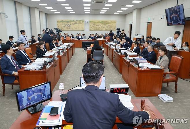 이배용 전 국교위원장 등 불출석 증인 동행명령 의결 (서울=연합뉴스) 신현우 기자 = 14일 서울 여의도 국회에서 열린 교육부, 국가교육위원회 등에 대한 교육위원회 국정감사에서 김영호 교육위원장이 이배용 전 국교위원장 등 불출석 증인에 대한 동행명령장 발부 건을 의결하며 의사봉을 두드리고 있다. 2025.10.14 nowwego@yna.co.kr