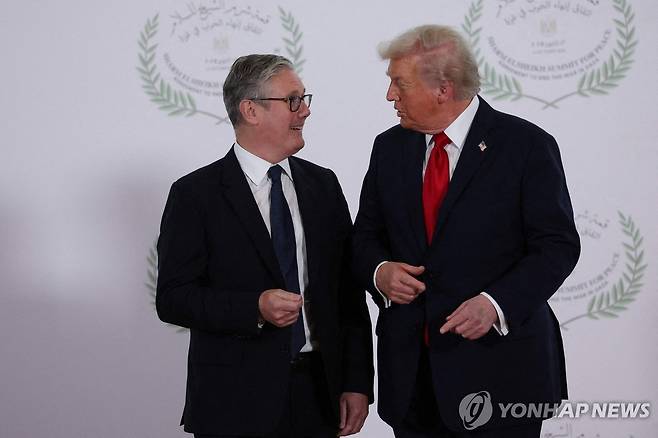 13일(현지시간) 이집트에서 열린 가자 정상회의에서 기념촬영에 앞서 대화하는 미·영 정상 [AFP 연합뉴스 재판매 및 DB 금지]