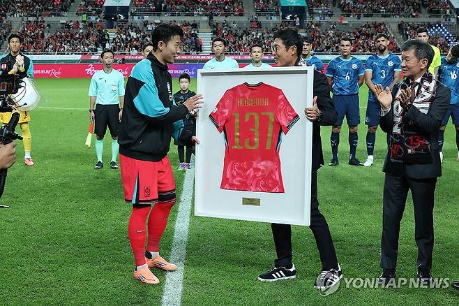 A매치 새 역사 쓴 손흥민 (서울=연합뉴스) 임화영 기자 = 14일 서울 마포구 서울월드컵경기장에서 열린 한국과 파라과이 축구 대표팀의 친선경기.
    경기 시작 전 차범근 전 감독이 손흥민의 A매치 역대 최다 출전 기록(137경기)을 축하하며 기념 유니폼을 전달하고 있다. 손흥민은 지난 브라질전 출전을 통해 A매치 통산 출전 137경기를 달성하며 한국 축구의 새 역사를 작성했다. 2025.10.14 hwayoung7@yna.co.kr