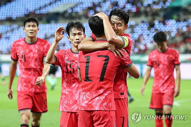 엄지성 선제골 축하하는 손흥민 (서울=연합뉴스) 윤동진 기자 = 14일 서울 마포구 서울월드컵경기장에서 열린 한국과 파라과이 축구 대표팀의 친선경기. 엄지성이 선제골을 넣은 뒤 손흥민과 함께 기뻐하고 있다. 2025.10.14 mon@yna.co.kr