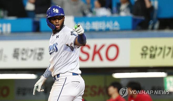 디아즈 '봤어?' (대구=연합뉴스) 김성민 기자 = 14일 대구 삼성라이온즈파크에서 열린 2025 KBO 프로야구 포스트시즌 준플레이오프 4차전 SSG 랜더스와 삼성 라이온즈의 경기. 8회말 2사 1루 삼성 디아즈가 2점 홈런을 치고 더그아웃을 바라보고 있다. 2025.10.14 ksm7976@yna.co.kr