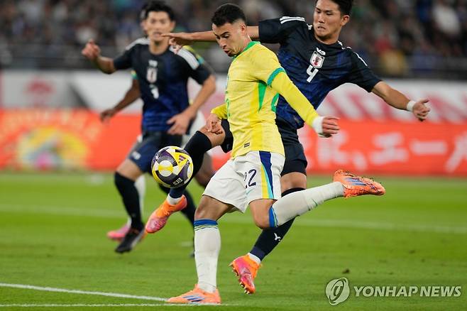 슈팅하는 브라질의 마르치넬리(앞쪽) [AP=연합뉴스]