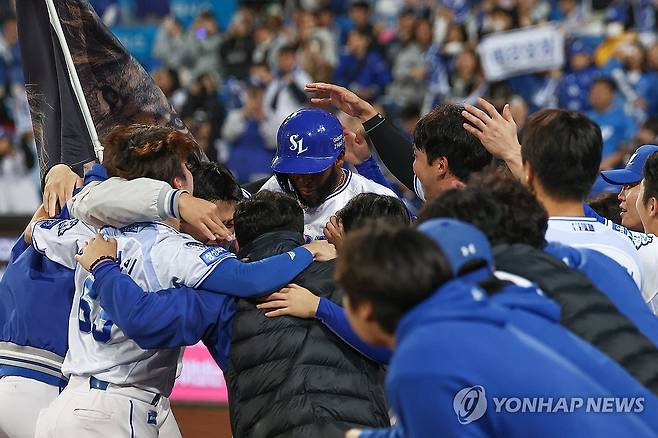 디아즈의 2점포에 뜨거워진 삼성 더그아웃 (대구=연합뉴스) 김성민 기자 = 14일 대구 삼성라이온즈파크에서 열린 2025 KBO 프로야구 포스트시즌 준플레이오프 4차전 SSG 랜더스와 삼성 라이온즈의 경기.
    8회말 2사 1루 삼성 디아즈가 투런 홈런을 친 뒤 더그아웃에서 환영받고 있다. 2025.10.14 ksm7976@yna.co.kr