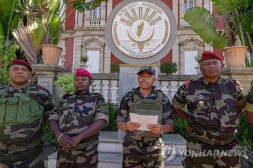 정권 장악 선언하는 마다가스카르 캡사트 부대 마이클 랜드리아니리나 대령 [AP 연합뉴스 재판매 및 DB 금지]