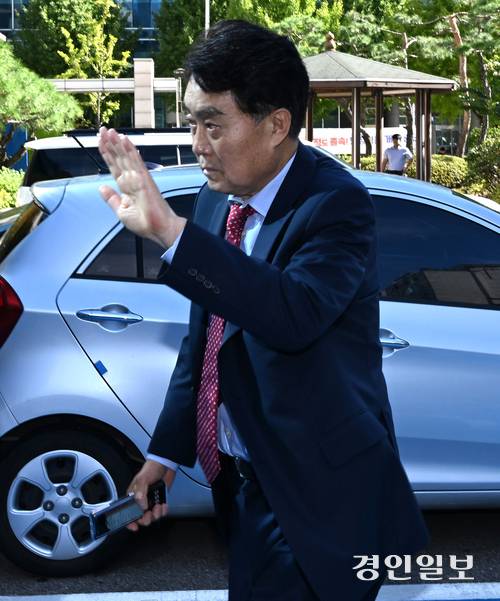 복합문화공간인 ‘그림책꿈마루’ 운영사 선정 과정에서 뇌물을 받은 혐의를 받고 있는 하은호 군포시장이 15일 오전 안양시 동안구 수원지방법원 안양지원에서 열린 구속 전 피의자 심문(영장실질심사)에 출석하고 있다. 2025.10.15 /최은성기자 ces7198@kyeongin.com