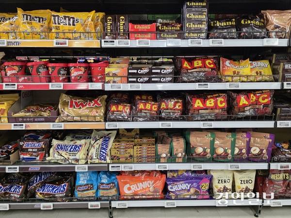 15일 수원의 한 대형마트에 다양한 맛의 초콜릿 제품들이 진열되어 있다. 2025.10.15 /구민주기자 kumj@kyeongin.com