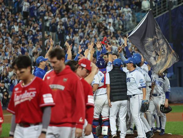 14일 대구 삼성라이온즈파크에서 열린 2025 프로야구 KBO리그 포스트시즌 준플레이오프 4차전 SSG 랜더스와 삼성 라이온즈의 경기. 삼성 선수들이 승리 후 환호하고 있다. 2025.10.14 /연합뉴스