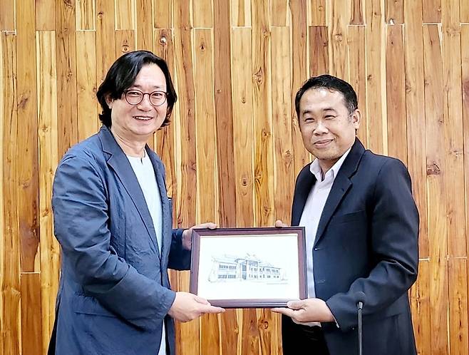 ▲ 라오스 국립 수파누봉대학교(Souphanouvong University) 보운람 싱파(Bounlam Singpa·사진 오른쪽) 농림학부장이 14일 김용국 경기지속가능발전협의회 국제교류협력위원장에게 기념품을 전달했다.
