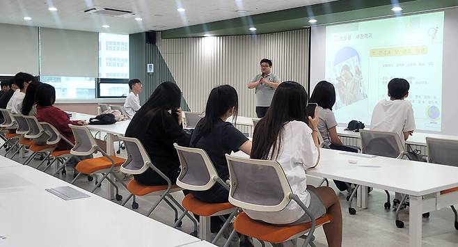 ▲&nbsp;원곡고등학교 학생들이 기사글 쓰기 특강을 받고 있다./사진제공=원곡고등학교