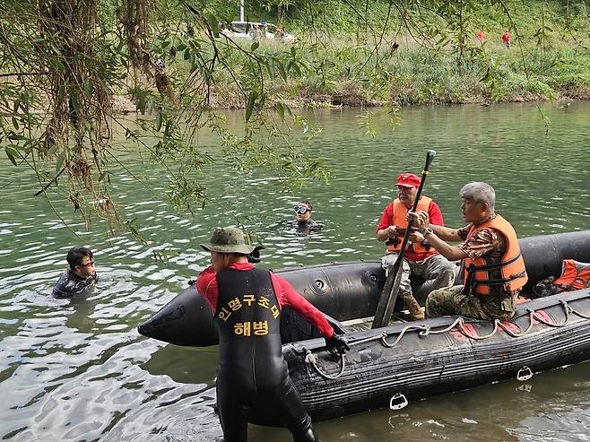 ▲ 잠수부 10명이 투입돼 하천 바닥을 중심으로 추가 수색을 벌이고 있다./이경주 기자 kjlee@incheonilbo.com