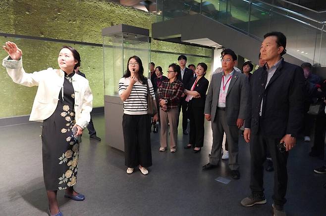 ▲&nbsp;13일 오전 중국 난징시 육조박물관에서 이재호 연수구청장이 현지 가이드의 설명을 듣고 있다. /사진제공=연수구